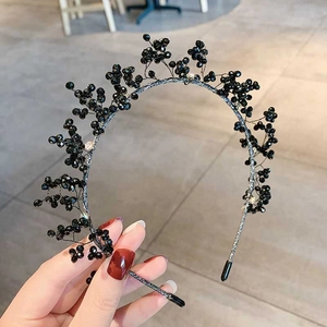 Elegante cerchietto nero con perline intrecciate, cristalli sfaccettati e strass