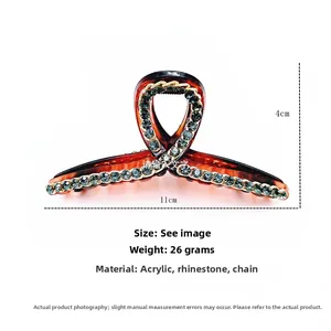 Dettaglio della pinza per capelli in acrilico ambra dimensioni 11cm con strass intarsiati