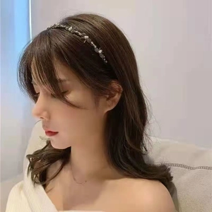 Elegant thin alloy headband with white pearls and small metal bows for women