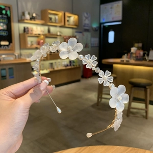 Serre-tête floral élégant avec pétales givrés et perles sur une fine monture dorée