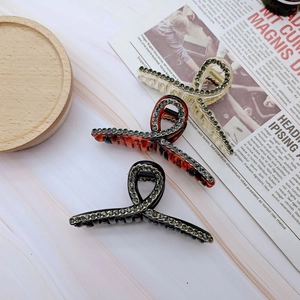 Tre eleganti fermagli per capelli francesi in resina con strass verdi su legno