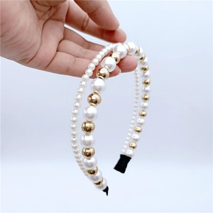 Détail d'un serre-tête à double rangée de perles avec perles dorées et embouts noirs