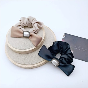 Chouchous élégants en satin avec nœud, perles et strass en coloris doré et noir