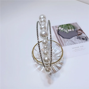 Detail of multi-layer headband with gradient pearls and crystal rhinestones on silver metal