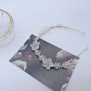Détail du serre-tête floral artisanal avec pétales mats et perles élégantes de haute qualité