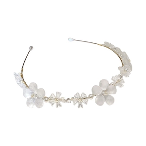 Serre-tête floral doré fait main avec pétales en résine blanche et perles pour femme