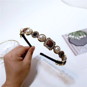 Vintage baroque headband with pearls and geometric emerald crystals in golden settings