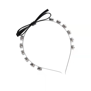 Serre-tête élégant en métal argenté avec strass et un nœud en ruban noir pour femme