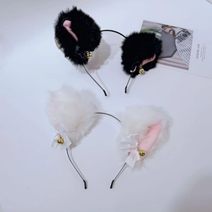 Détail de serre-têtes oreilles de chat en peluche avec nœuds roses et petites cloches