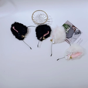 Détail de serre-têtes oreilles de chat en peluche avec nœuds et clochettes dorées