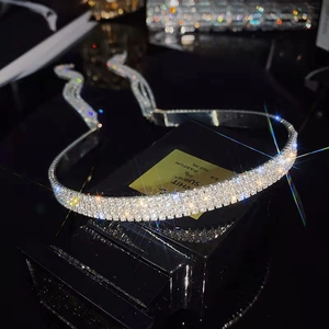 Détail d'un serre-tête scintillant à plusieurs rangées de strass sur base argentée