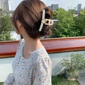 Elegante fermaglio per capelli grande in acrilico crema con anello dorato per acconciatura