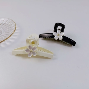 Lot de pinces à cheveux à fleurs élégantes en noir et crème avec un accent floral perlé