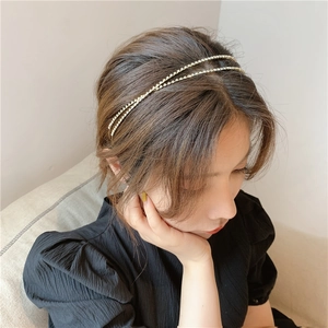 Elegante cerchietto con doppia fila di strass e sottile telaio in metallo oro