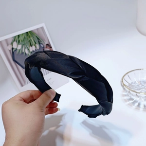 Cerchietto elegante in raso nero con nodo intrecciato per acconciature da donna