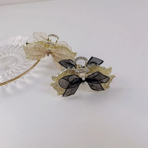 Détails de pinces à cheveux élégantes avec nœuds en organza, perles et strass brillants
