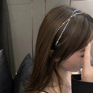 Cerchietto a doppio strato con strass brillanti e montatura argento per un look chic