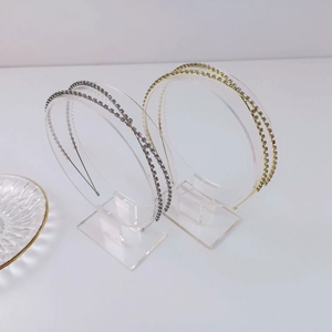 Dettaglio di cerchietti doppi in oro e argento con strass scintillanti incastonati