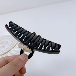 Grande pince à cheveux noire avec fleur 3D délicate pour une coiffure élégante