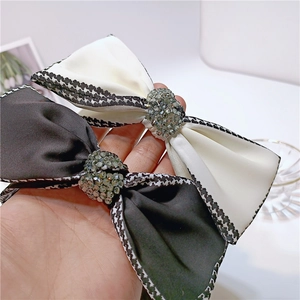 Details von Satin-Schleifen-Haarspangen mit Hahnentritt-Muster und Strass-Verzierung