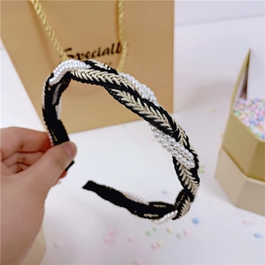 Franse retro haarband met gouden borduursels en witte parels op zwarte stoffen basis