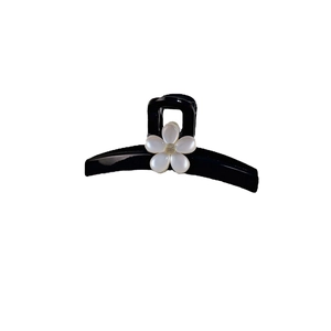 Grande pince à cheveux noire élégante ornée d'une fleur blanche à cinq pétales et cœur doré
