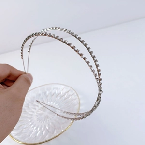 Dettaglio del cerchietto a doppio strato in argento con strass lucidi per capelli