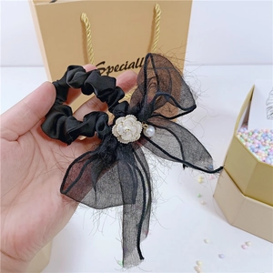 Chouchou élégant en satin noir avec grand nœud en organza, fleur de camélia et perle