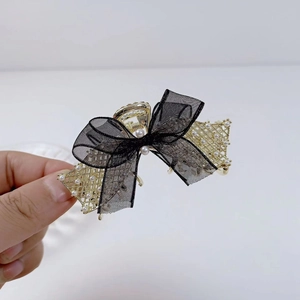 Pince à cheveux dorée avec nœud en organza noir et perles blanches pour coiffure