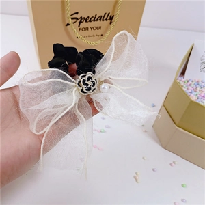 Chouchou élégant en dentelle blanche avec breloque camélia et pendentif perle