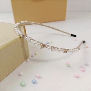 Elegante cerchietto sottile dorato con perle bianche, cristalli e diamanti champagne