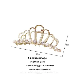 Dettaglio molletta a corona dorata da 10 cm con lega lucida, perle e strass scintillanti