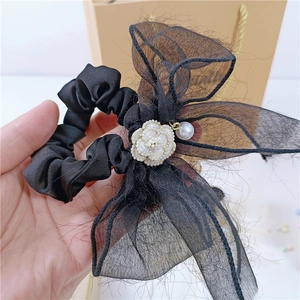 Chouchou élégant en dentelle noire avec fleur de camélia et pendentif perle