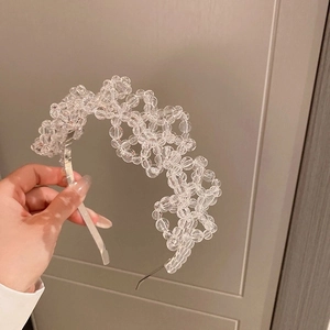 Vue détaillée du serre-tête fait main en perles d'acrylique transparentes avec monture en métal