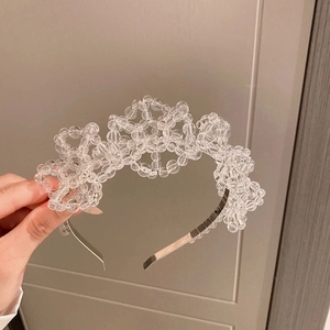 Gros plan sur un serre-tête en cristal avec perles faites à la main et design de couronne chic