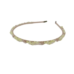 Cerchietto sottile elegante con perle pastello e cristalli lucenti su base rosa