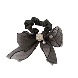 Chouchou rétro français avec nœud en dentelle noire, fleur de camélia et perle