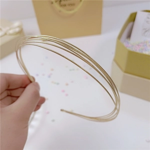 Serre-tête minimaliste multicouche en métal doré fin avec design perlé texturé