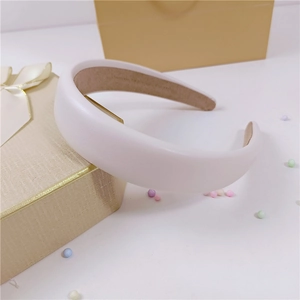 Détail du serre-tête en similicuir blanc à couronne haute avec doublure antidérapante