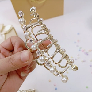 Elegante molletta per capelli a corona dorata con perle e strass per acconciature