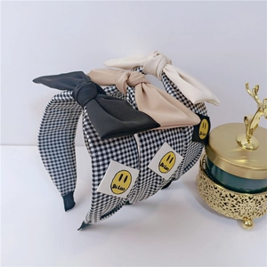 Bandeau Doux en Tissu Vichy pour Femmes Coiffure à Bord Large Avec Écusson Visage Souriant Accessoires pour Cheveux Style Coréen