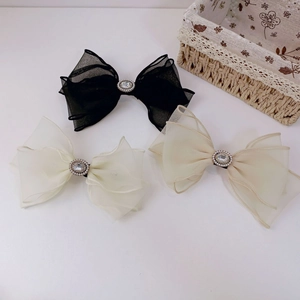 Barrettes à cheveux papillon en organza avec perles et strass en coloris beige et noir