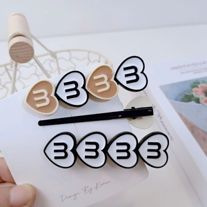Gros plan de barrettes à cheveux en forme de cœur avec le numéro 3 de style coréen