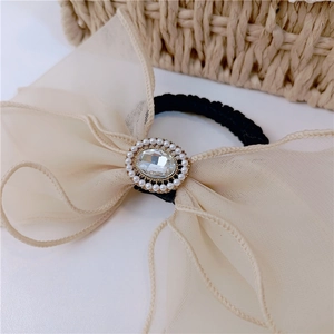 Détail de pince à cheveux papillon en résille coréenne avec perles et strass brillants