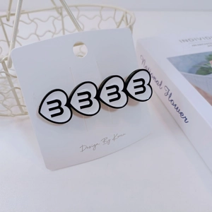 Barrettes à cheveux style coréen en forme de cœur avec numéro 3 noir sur carte blanche