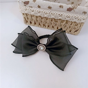 Pince à cheveux élégante avec nœud en tulle noir et centre en cristal et perles