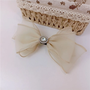 Barrette à cheveux papillon en tulle blanc crème avec perles et cristal au centre élégant