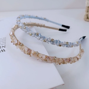 Détails des bandeaux cristal bleu et champagne avec perles à facettes et clous dorés