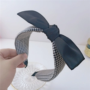 Serre-tête rétro à carreaux noir et blanc avec grand nœud en satin pour coiffure élégante
