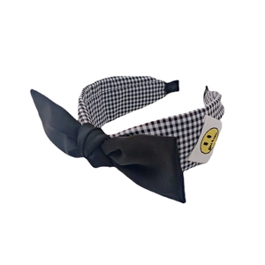 Serre-tête vichy noir et blanc avec un grand nœud noir et une étiquette smiley jaune